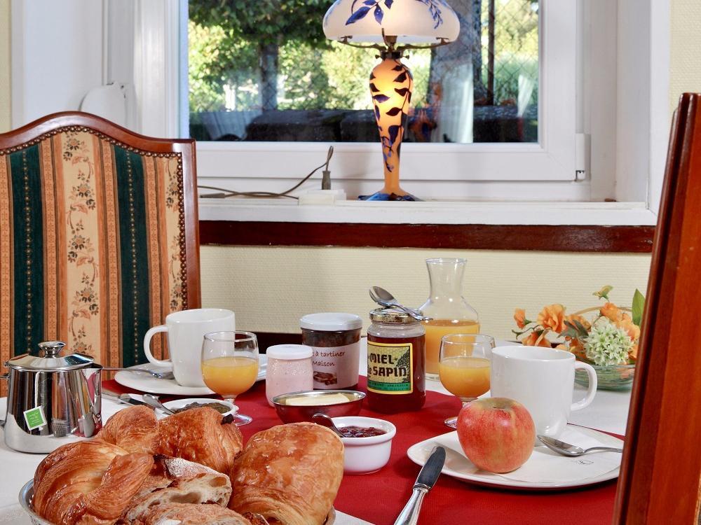 Logis Hotel & Restaurant Des Lacs Celles-sur-Plaine 외부 사진