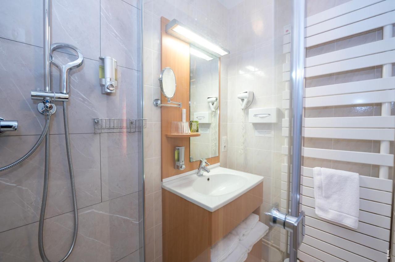 Logis Hotel & Restaurant Des Lacs Celles-sur-Plaine 외부 사진