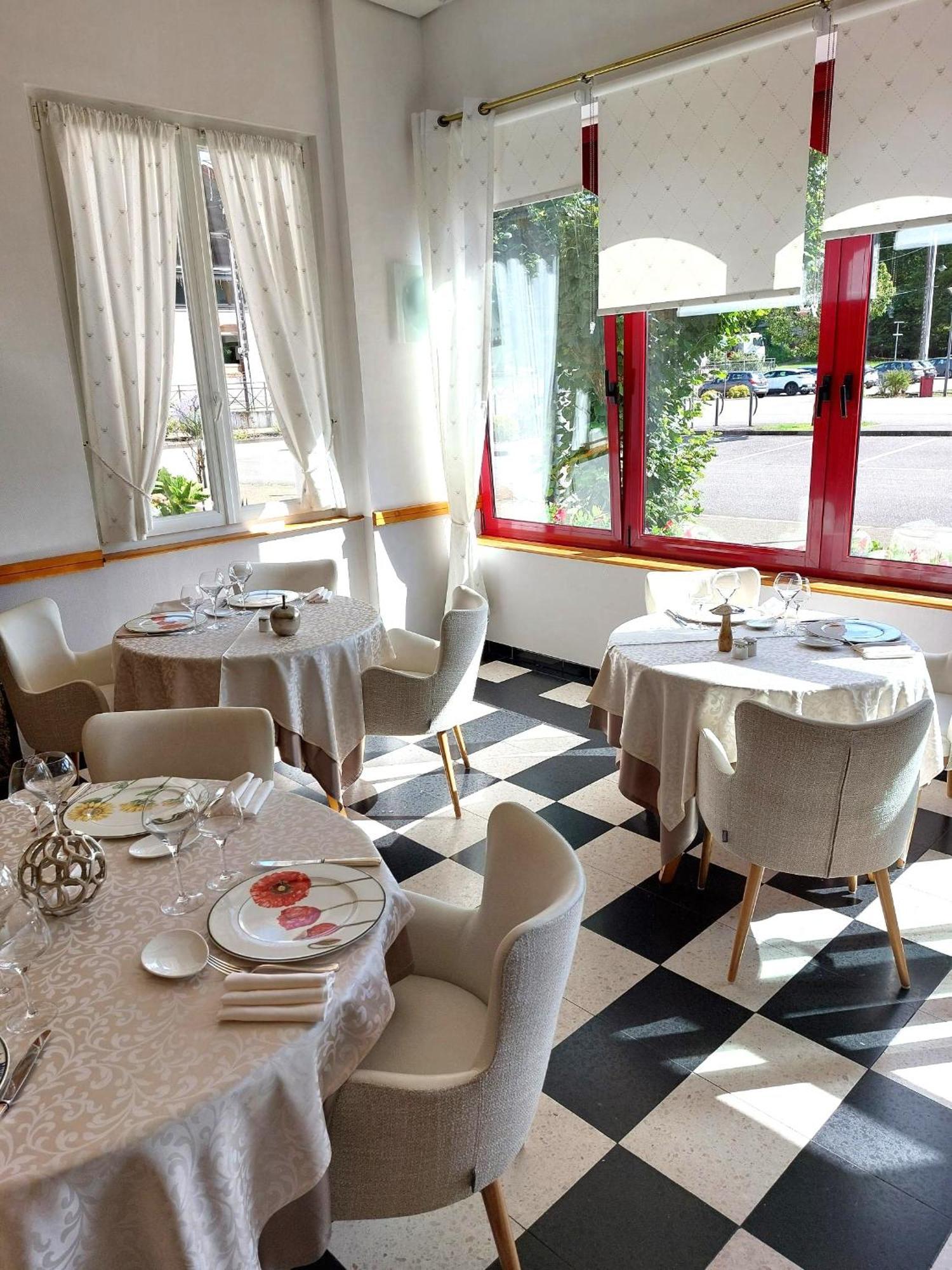 Logis Hotel & Restaurant Des Lacs Celles-sur-Plaine 외부 사진