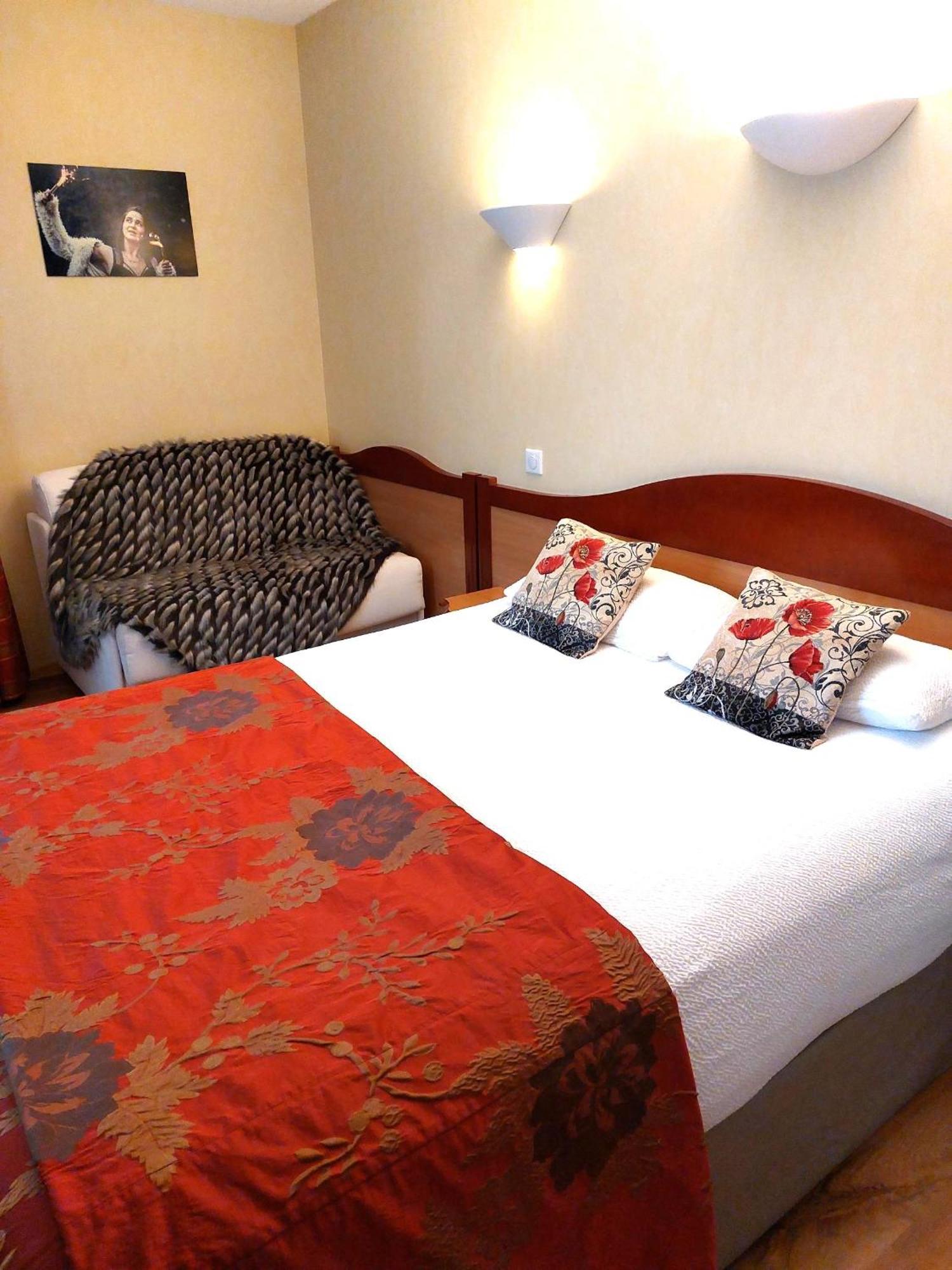 Logis Hotel & Restaurant Des Lacs Celles-sur-Plaine 외부 사진