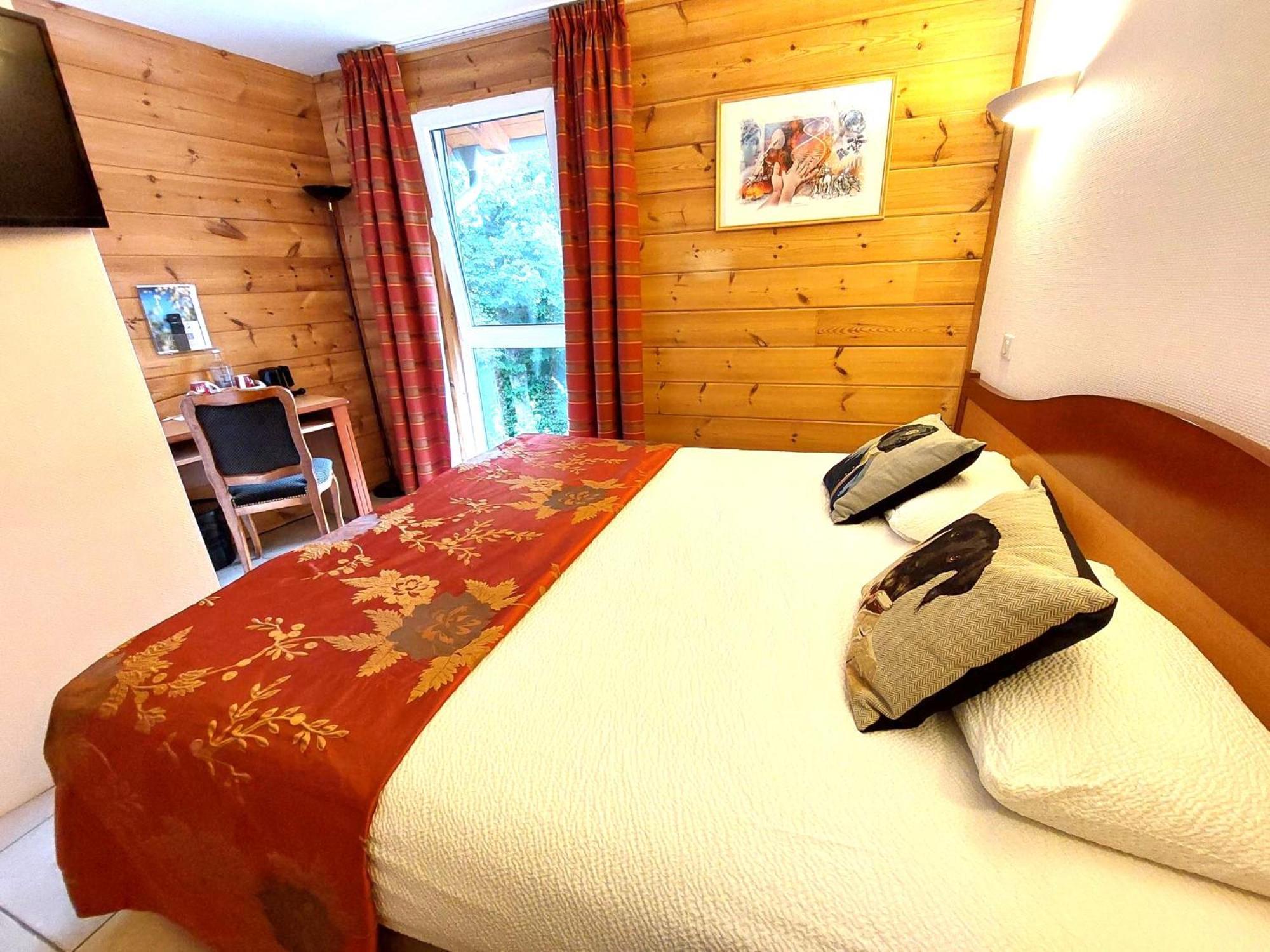 Logis Hotel & Restaurant Des Lacs Celles-sur-Plaine 외부 사진