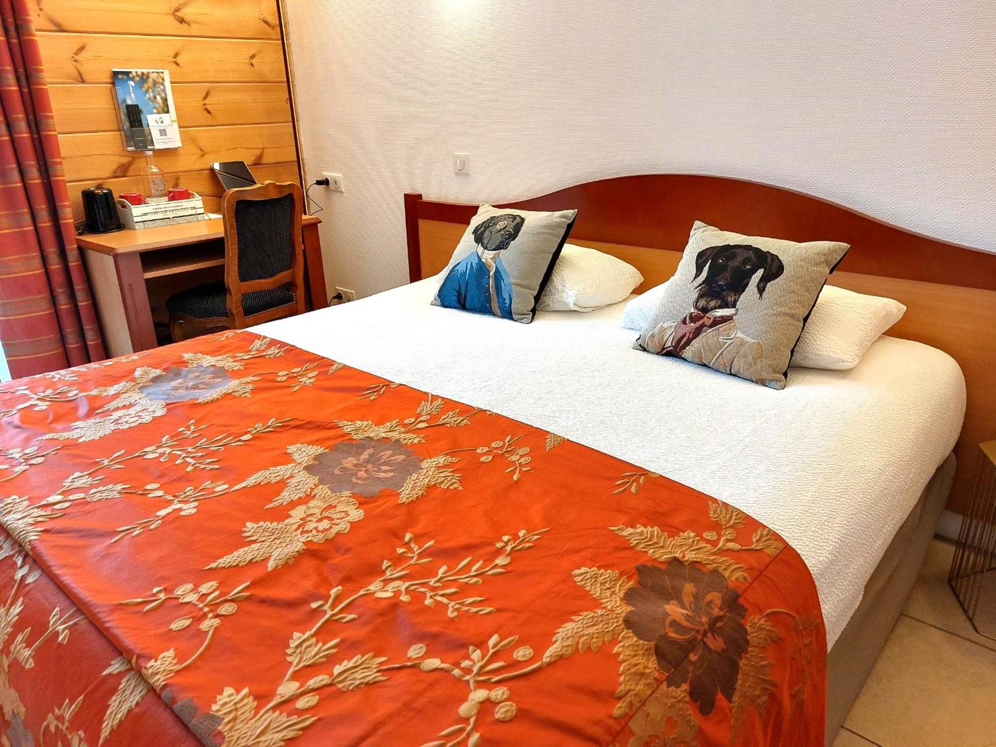 Logis Hotel & Restaurant Des Lacs Celles-sur-Plaine 외부 사진