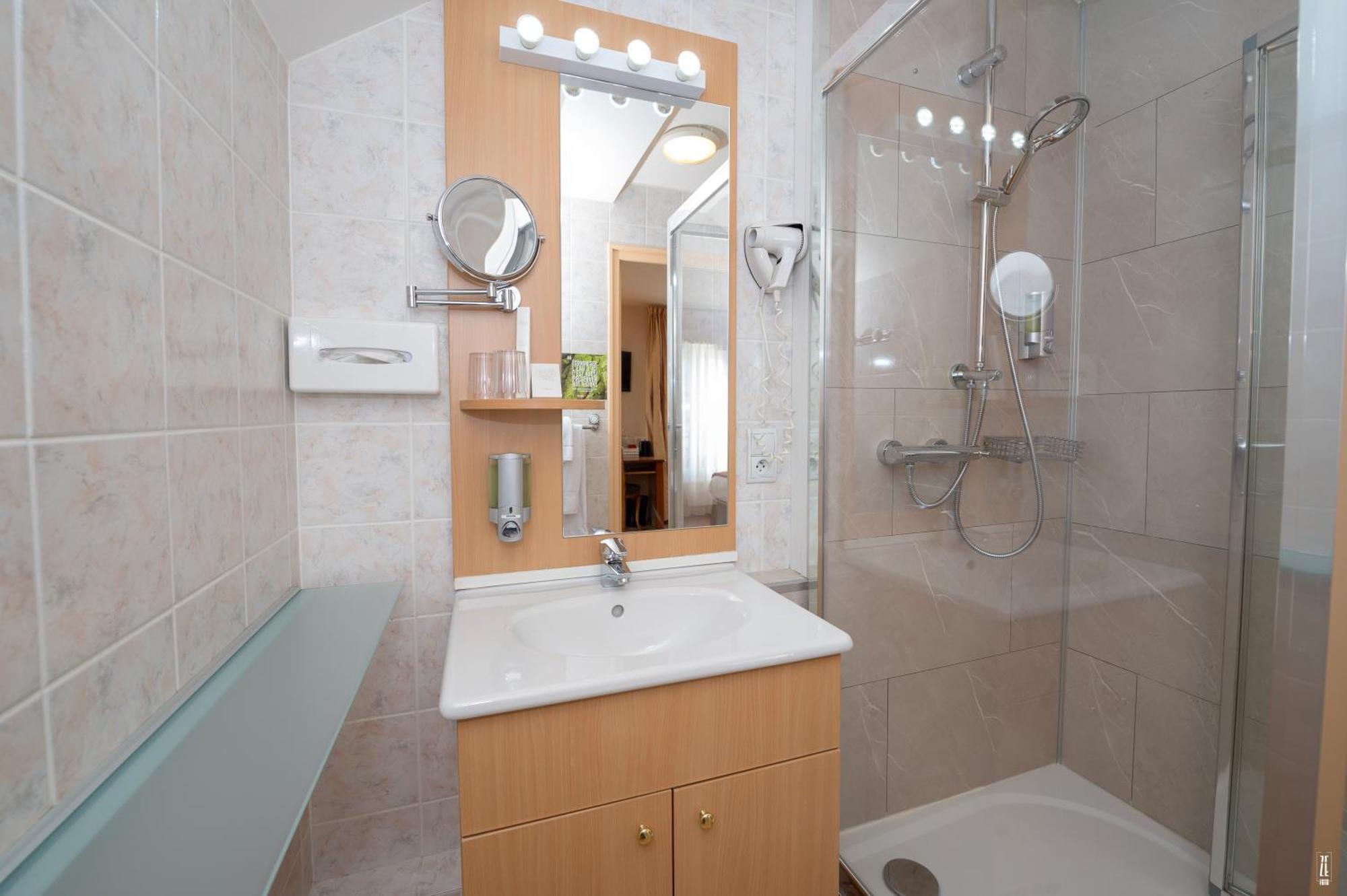 Logis Hotel & Restaurant Des Lacs Celles-sur-Plaine 외부 사진