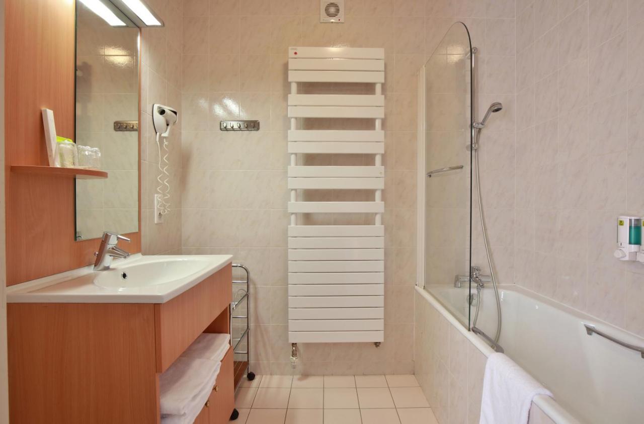Logis Hotel & Restaurant Des Lacs Celles-sur-Plaine 외부 사진